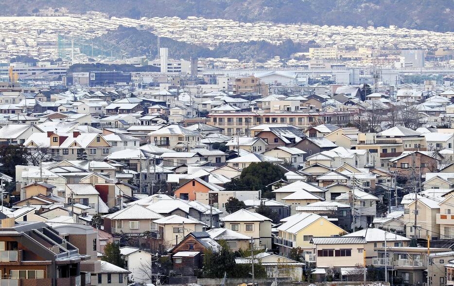 積雪した福岡市内の住宅地（10日午前、福岡市中央区で）＝秋月正樹撮影