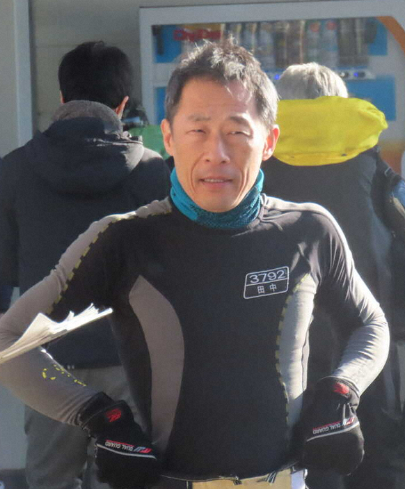 前節の優勝機を手にした地元の田中豪