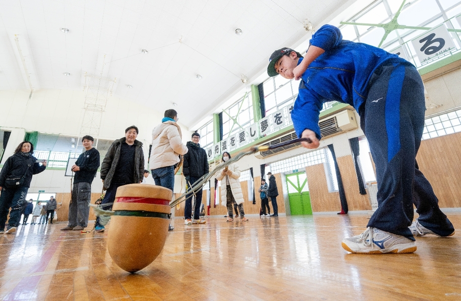 「たたきごま」を楽しむ参加者＝3日、階上町のサカズキベースコミナト