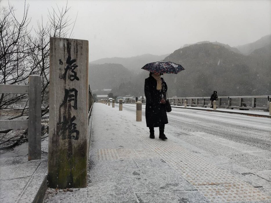 雪に覆われた渡月橋（１０日午前８時４０分ごろ、京都市右京区）