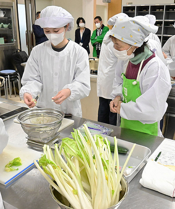 ふすべ漬けの作り方を学ぶ学生ら＝米沢市・米沢栄養大