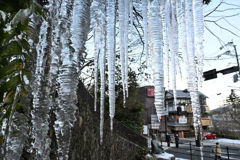 有馬温泉のゆけむり広場には、寒波の影響で大きなつららができた＝１０日午前、神戸市北区有馬町（撮影・大田将之）