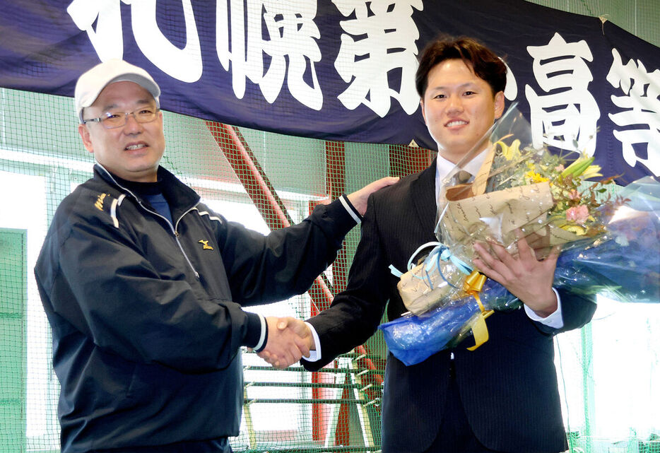 恩師である札幌第一高の菊池監督（左）から激励を受けるＤｅＮＡの若松