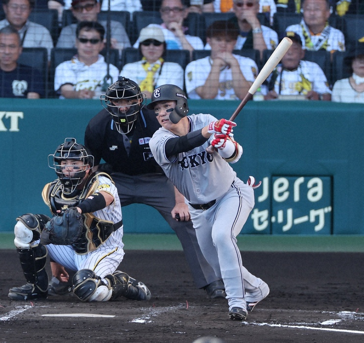 24年9月23日の阪神戦、7回無死一、三塁で代打・坂本が先制適時打を放つ