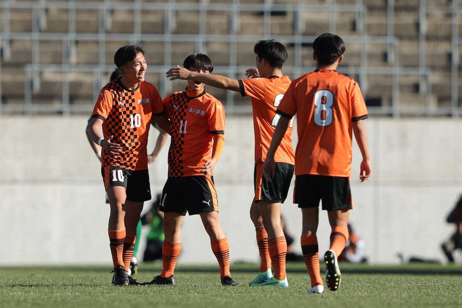 ＜青森山田・高川学園＞青森山田に勝利し、喜ぶ大森（左）ら高川学園イレブン（撮影・松永柊斗）