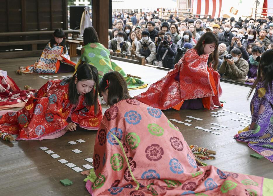 京都市東山区の八坂神社で行われた新春恒例の「かるた始め式」＝3日午後