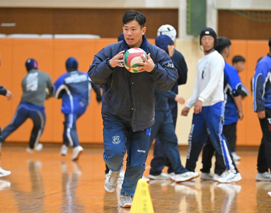 　練習で汗を流す東海大大阪仰星・青野寛大主将（撮影・石井剣太郎）