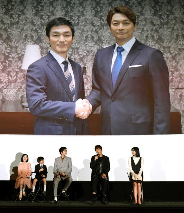 　草彅剛が友情出演することを発表した香取（右から２人目）＝撮影・佐藤厚