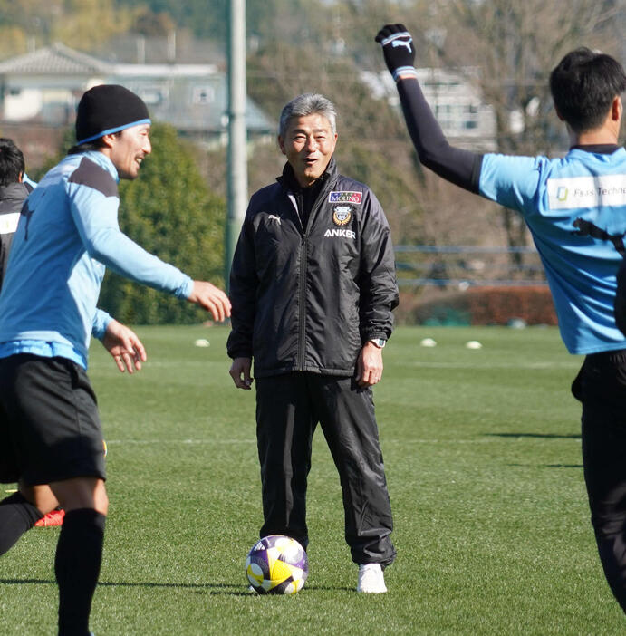 新シーズンに向けて始動した川崎フロンターレの長谷部茂利監督（撮影・佐藤成）