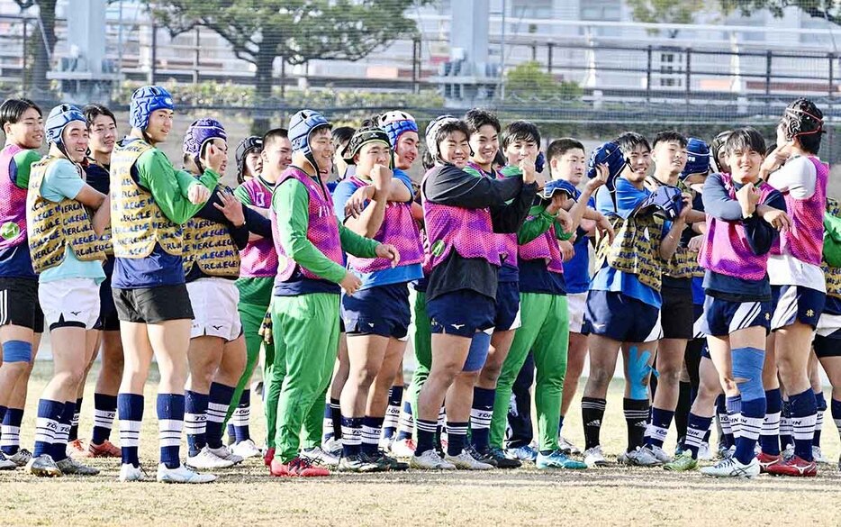 準決勝前の練習を笑顔で終えた桐蔭学園の選手＝大阪市内