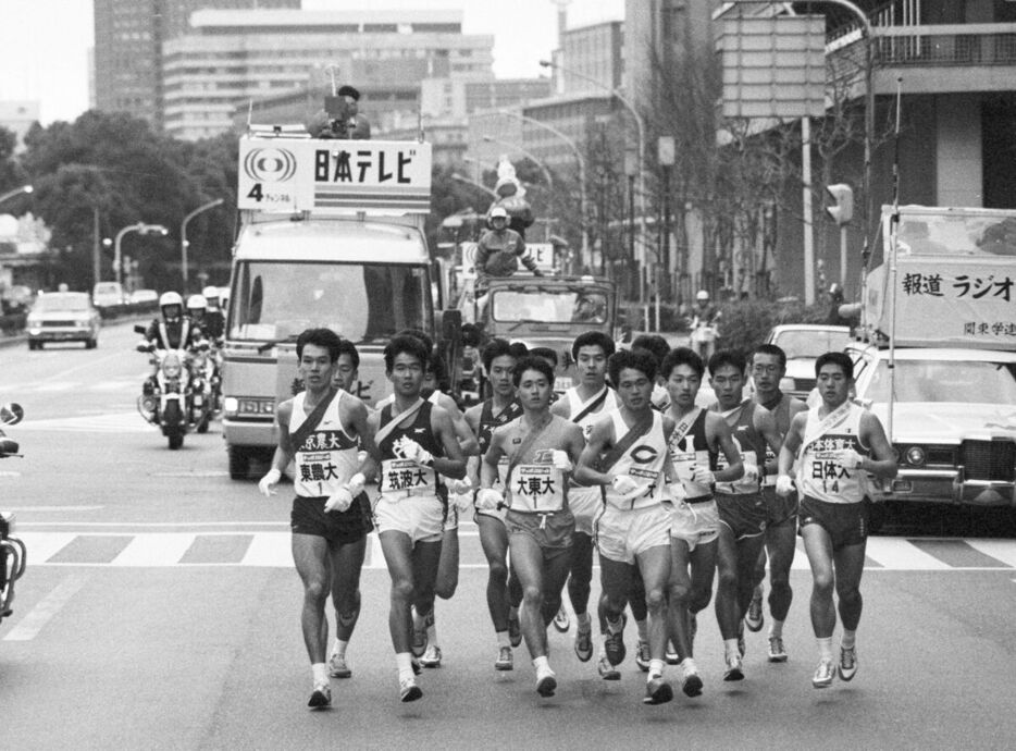 １９８７年第６３回箱根駅伝　１区を走る各校ランナーたち。日本テレビの箱根駅伝の生中継はこの年から始まった（１９８７年１月２日撮影）