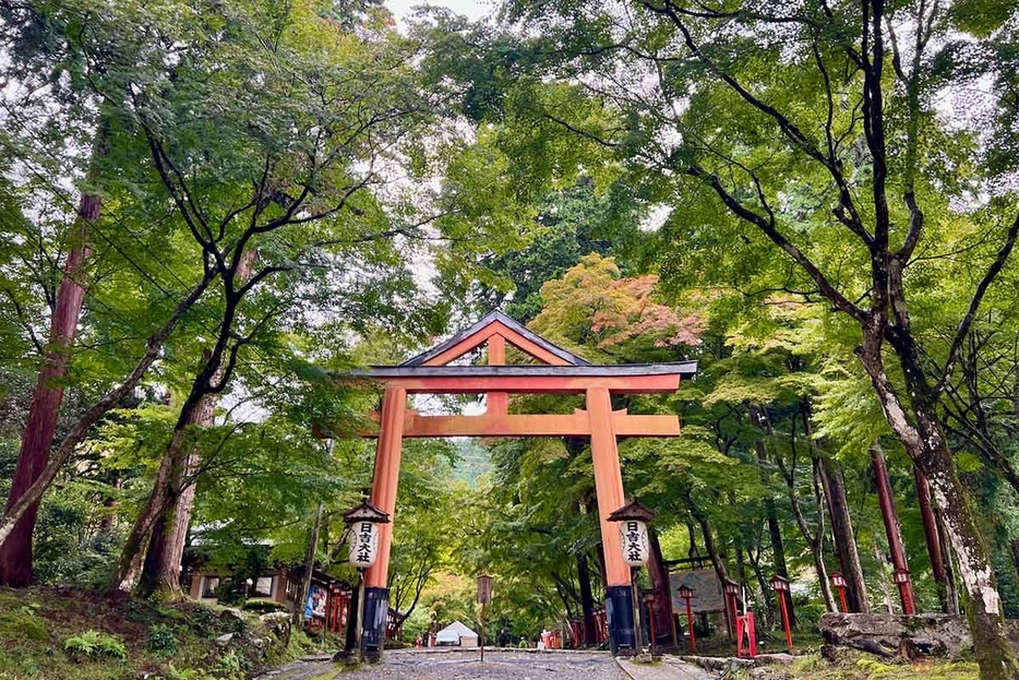 比叡山「延暦寺」の麓にある「日吉大社」は、約2100年前に建立された比叡山の山の神様。三角形の「山王鳥居（さんのうとりい）」は東に向かって伊勢神宮など東日本の神々を、西に向かっては西日本の神々を、それぞれ拝むことができる