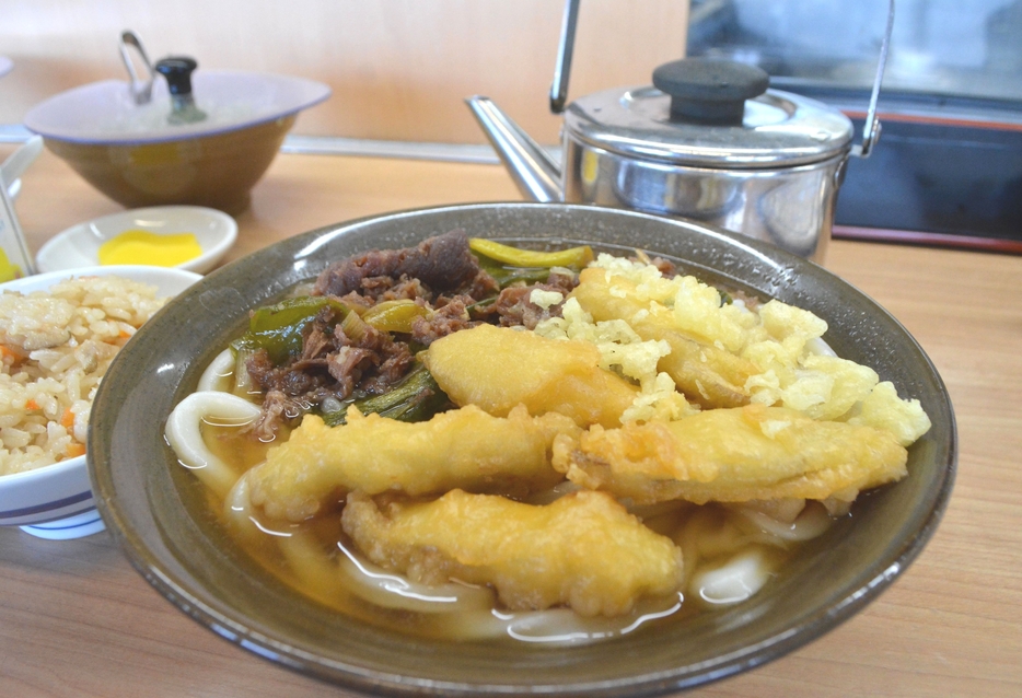 「牧のうどん」の肉ごぼううどんとかしわ飯