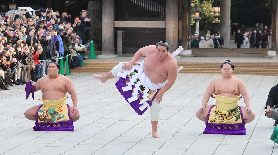 ＜明治神宮奉納土俵入り＞明治神宮で奉納土俵入りする照ノ富士。左は太刀持ち・尊富士、右は露払い・錦富士（撮影・尾崎　有希）