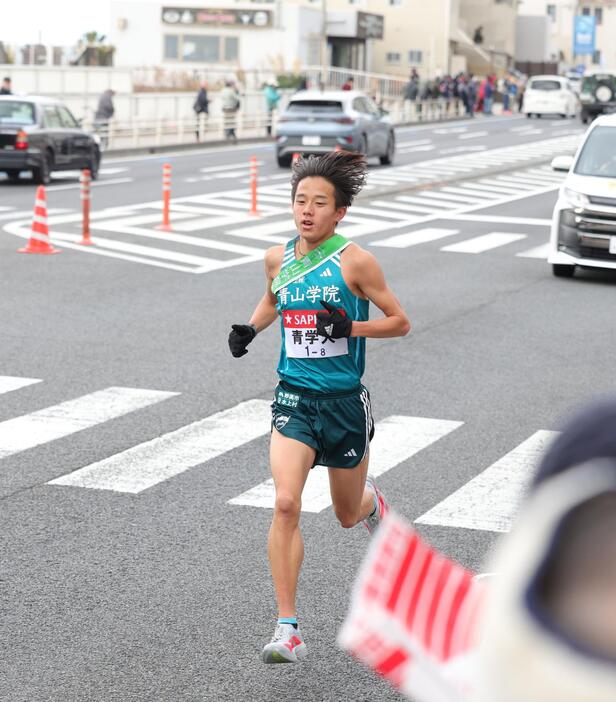 　８区、力走する青山学院大学・塩出翔太（撮影・金田祐二）