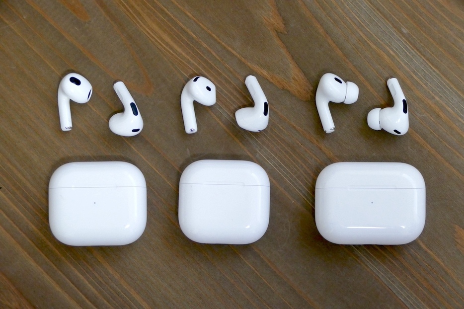 左から順に、筆者の私物の「AirPods 3」、レビュー用に借りた「AirPods 4（ANC）」（2024年発売）、「AirPods Pro 2」。イヤホン本体のデザインも旧世代モデルと少し違う