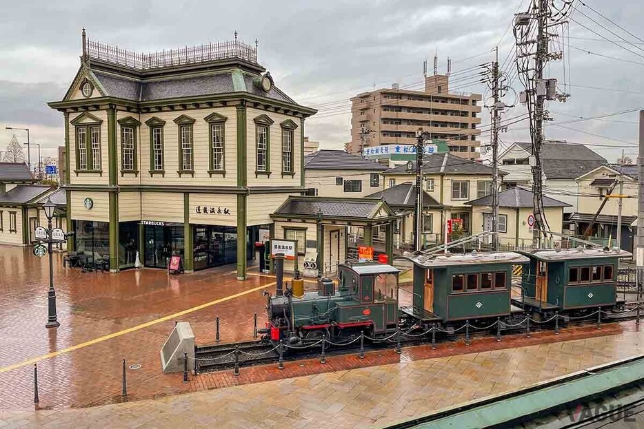 伊予鉄道道後温泉駅前に停車する「坊っちゃん列車」。土日・祝日に運行される