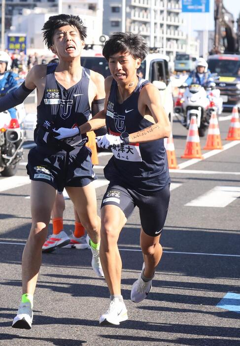 第101回箱根駅伝　往路　東洋大4区の岸本遼太郎（左は東洋大3区の迎暖人）（代表撮影）