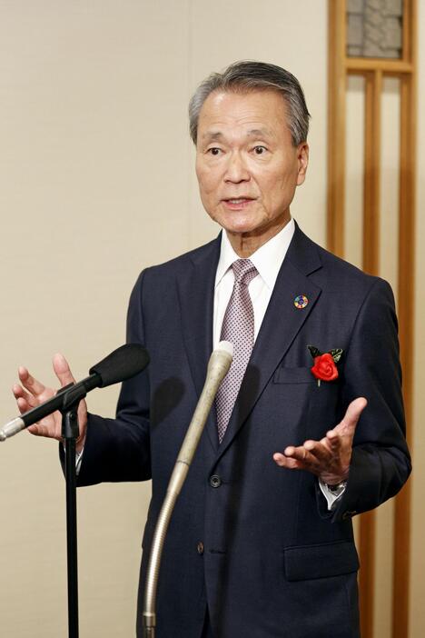 取材に応じる経団連の筒井義信副会長＝7日午後、東京都千代田区