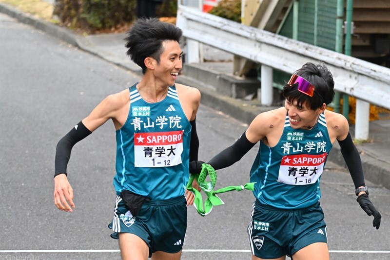 箱根駅伝9区で先頭をキープした青学大（田中悠登から10区小河原陽琉へのタスキリレー）