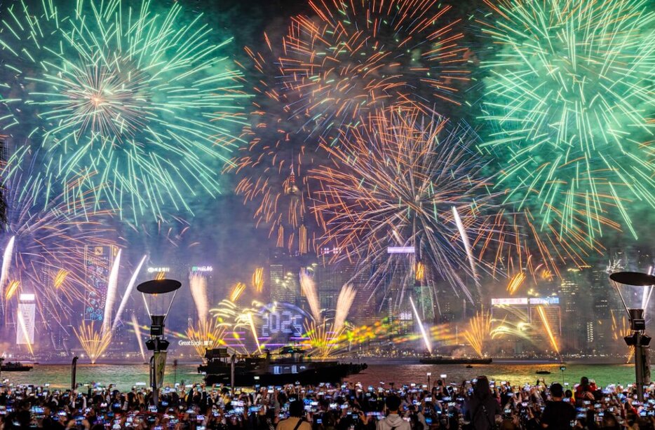 盛大な花火で幕開けした香港のカウントダウンイベント