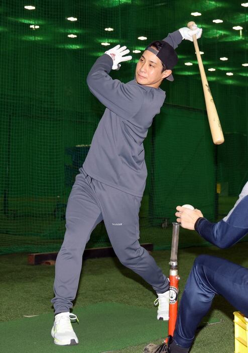 ティー打撃に臨む阪神・木浪聖也＝甲子園球場（撮影・水島啓輔）