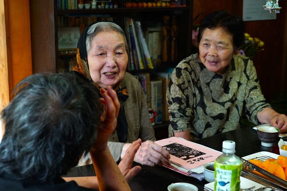 「麗ら舎」での語らいは尽きることがない＝2024年12月、岩手県北上市（写真：伊藤恵里奈）