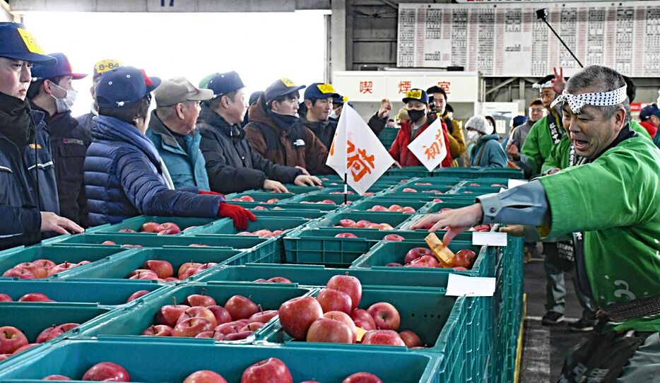 上場数が前年のおよそ半分となったものの、高値傾向での取引となった弘果弘前中央青果の初市＝5日午前8時半ごろ