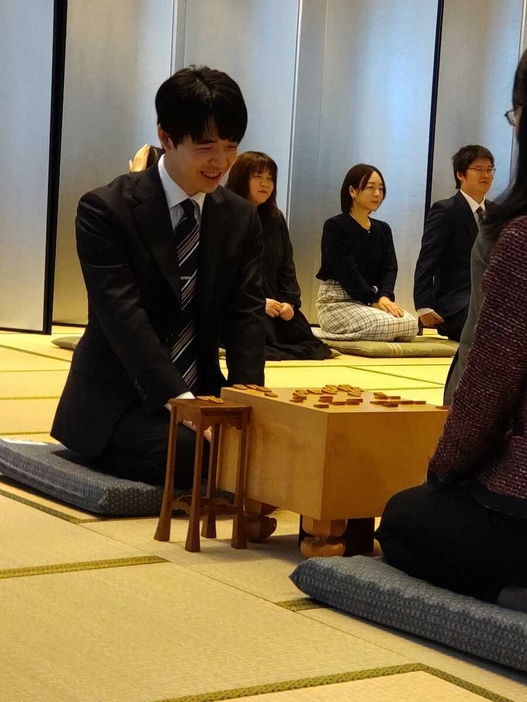 名古屋将棋対局場で指し初め式に臨んだ藤井聡太王将