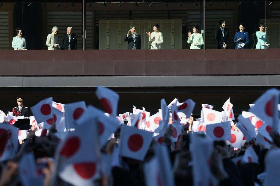 新年一般参賀に臨まれる天皇、皇后両陛下と長女の敬宮愛子さま、上皇ご夫妻と皇族方＝2日午前、皇居・宮殿（斉藤佳憲撮影）