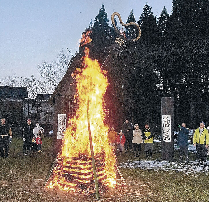 「笑顔」の方向に倒れるご神火＝小矢部市の桜町のＪＯＭＯパーク