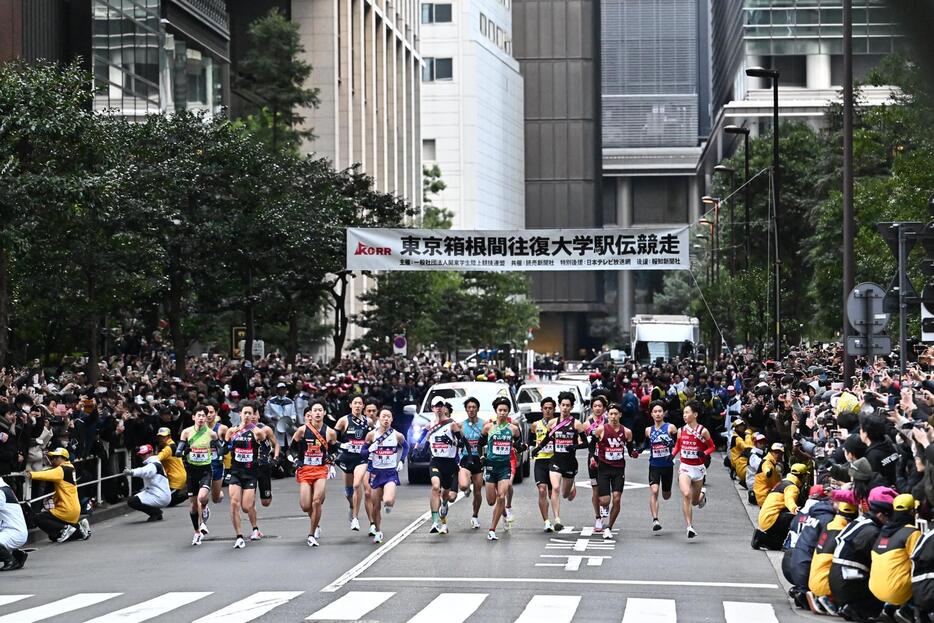 大手町をスタートする1区の選手たち（撮影・滝沢徹郎）