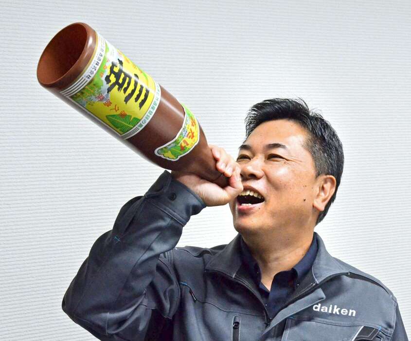 ラッパ飲みをしているように見える「一升瓶メガホン」