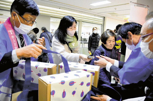 井上本店の最後の初売りで、福袋を購入する来店客ら（２日、松本市で）