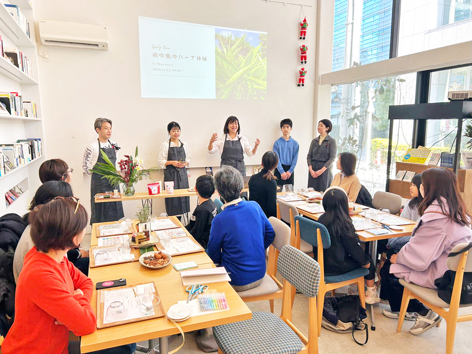 沖永良部島から届いた島桑や月桃などの薬草を使ったワークショップを開いたNPO法人喜楽ハーブ＝2024年12月22日、東京都中央区