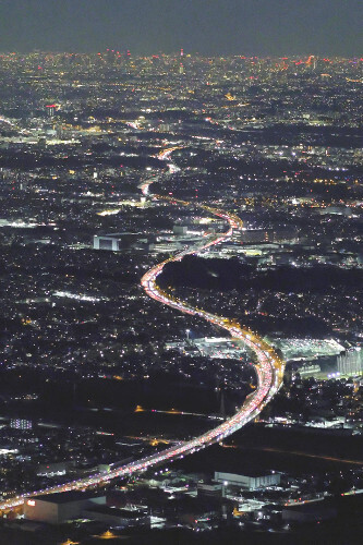 Ｕターンラッシュで混雑する東名高速道路上り線（奥が東京方面）（４日午後、神奈川県の海老名サービスエリア付近で、本社ヘリから）＝佐藤俊和撮影