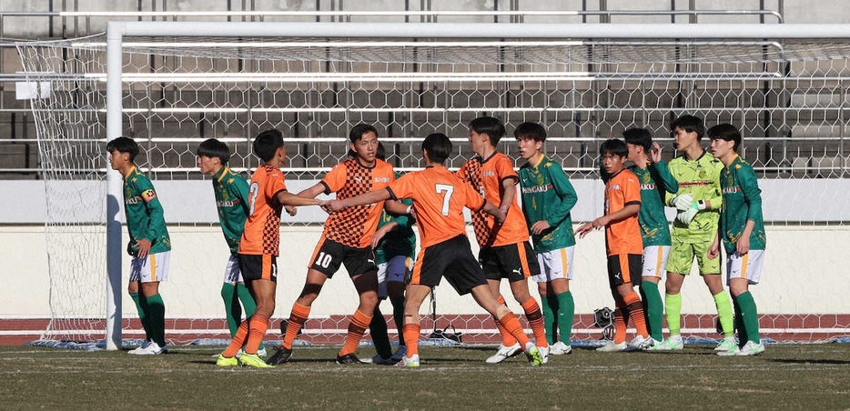 ＜高校サッカー　高川学園・静岡学園＞前半、トルメンタを見せる高川学園の選手たち（撮影・西海健太郎）