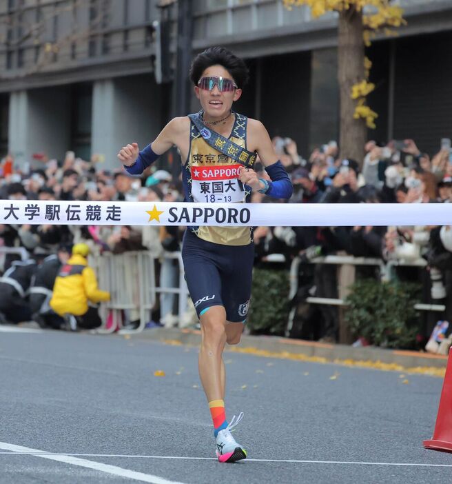 総合８位でゴールした東京国際大１０区・大村良紀（カメラ・山崎　賢人）