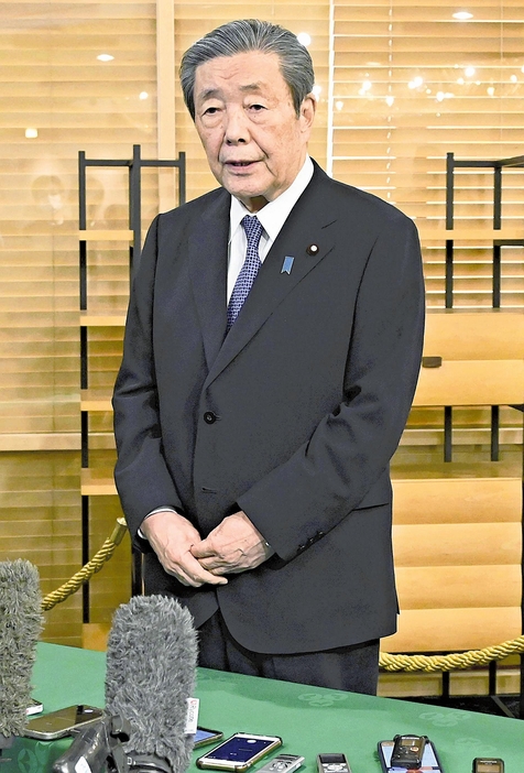 報道陣の取材に応じる森山幹事長