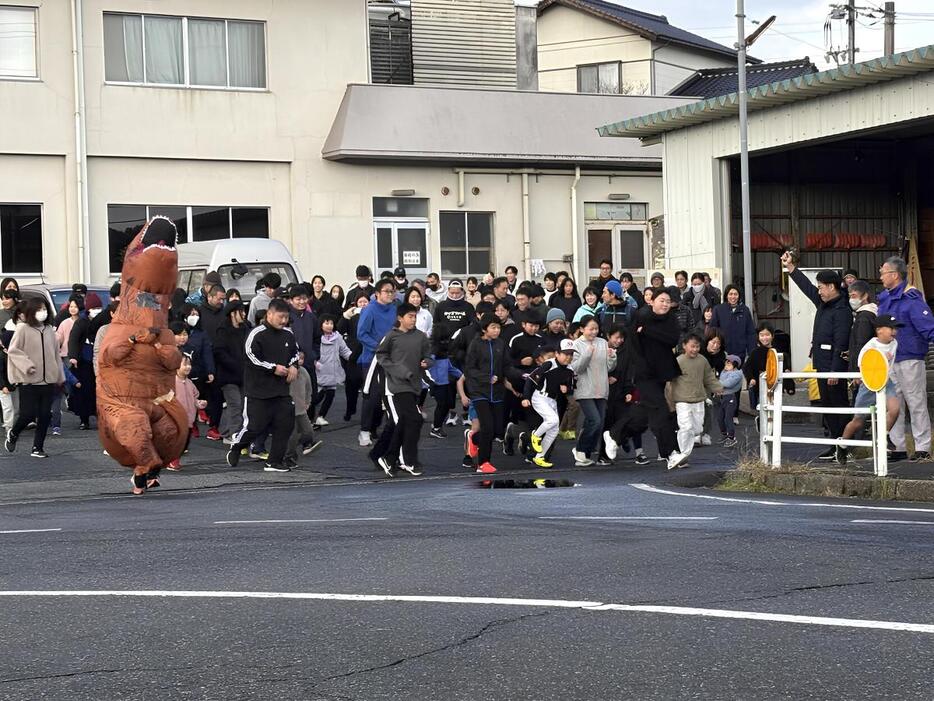 国民宿舎山紫苑をスタート（写真提供＝鳥取市鹿野校区体育会）