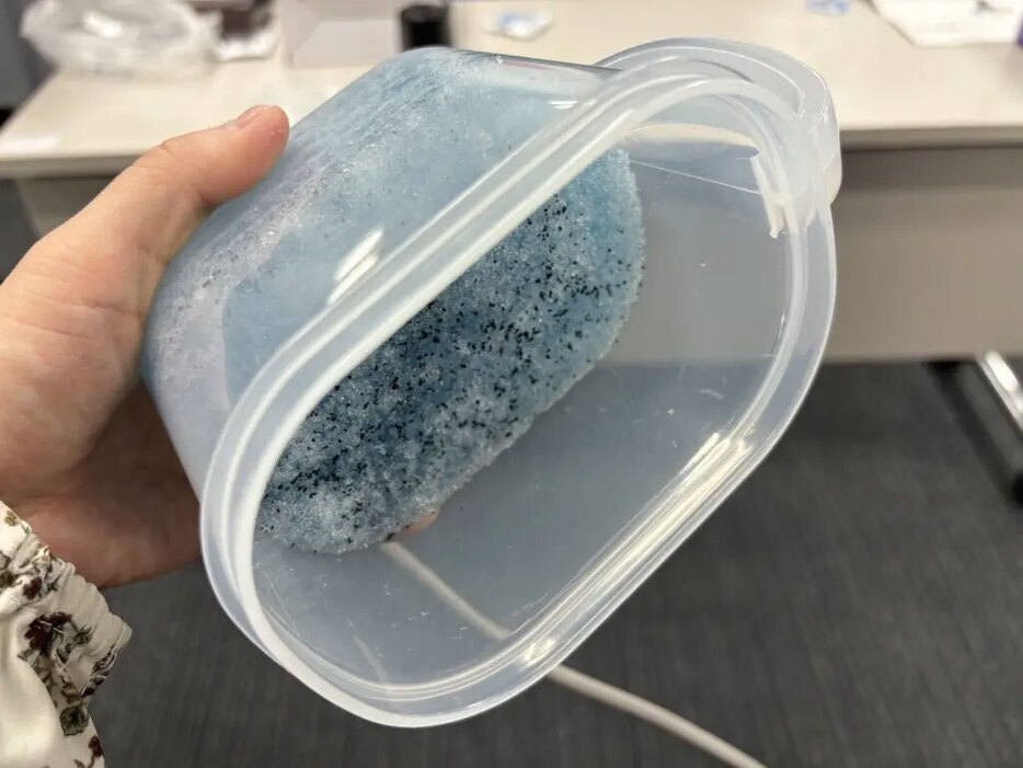 凝固剤を入れて固まった水