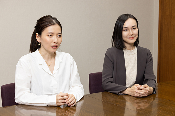 （左から）著者の依田真由美さんと髙橋歩唯さん（C）新潮社