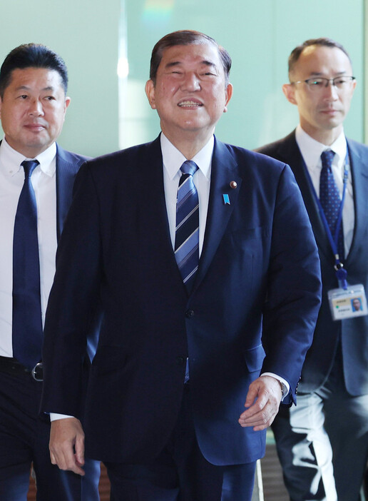 首相官邸に入る石破茂首相＝９日午前、東京・永田町