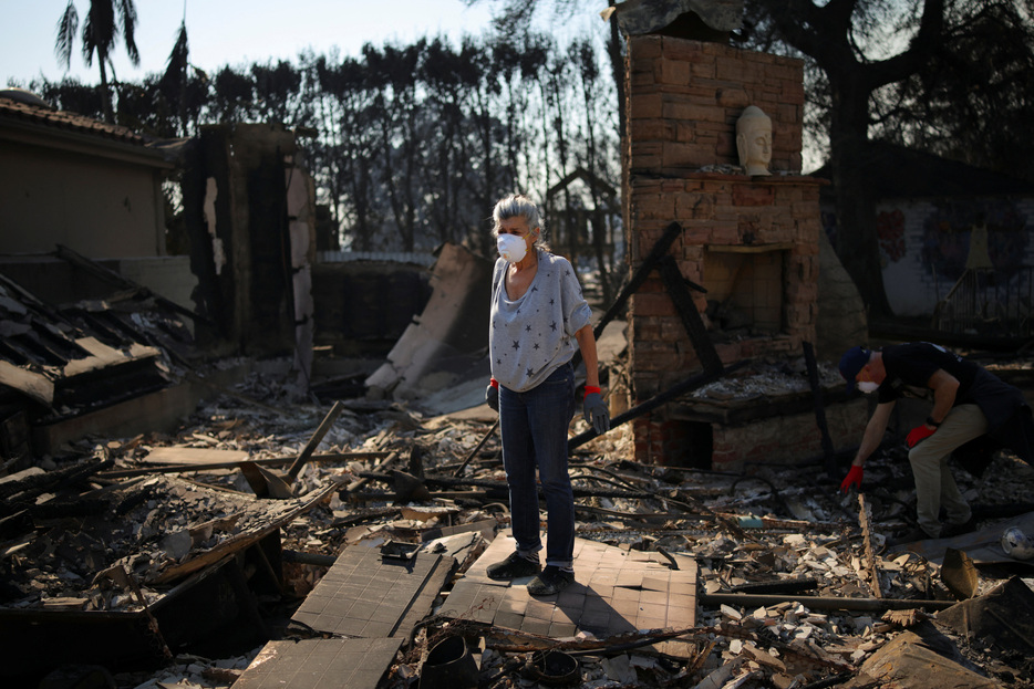 米カリフォルニア州ロサンゼルス近郊の山火事は、一部地域で拡大が阻止されつつあるものの、強風が続く中、鎮火率は依然０％のままとなっている。９日、ロサンゼルスのパシフィックパリセーズ地区で撮影（２０２５年　ロイター/Daniel Cole）