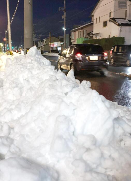 車道と歩道の間には雪がうずたかく積み上げられていた＝２０２５年１月１０日、新潟市東区