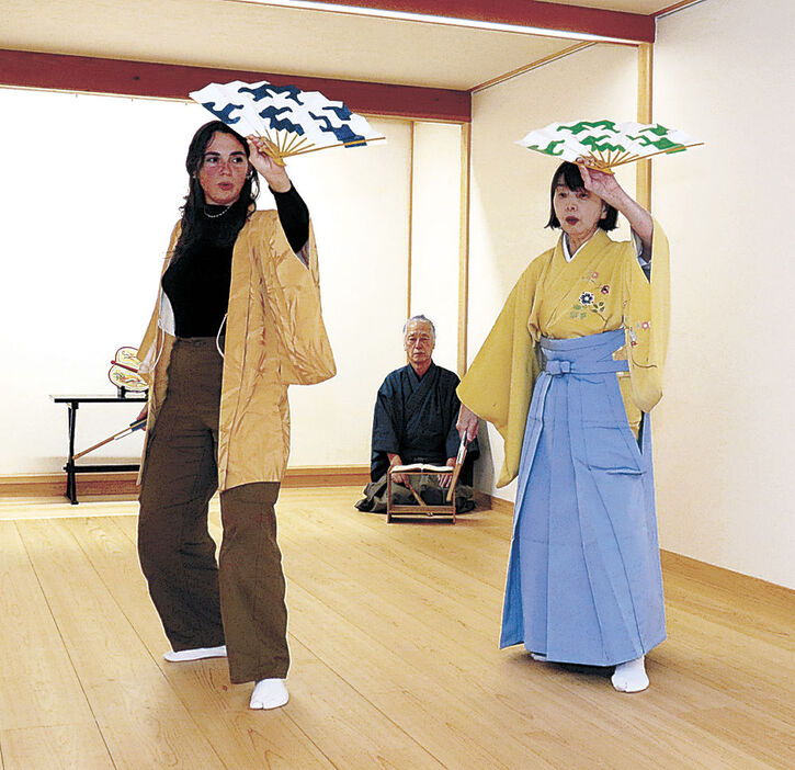 仕舞の稽古に励むアリスさん（左）＝金沢市此花町の百万石能の会此花道場