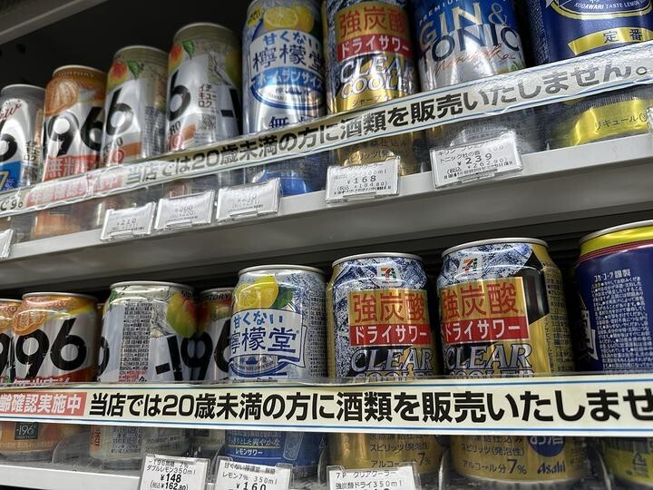 スーパーやコンビニなど、日本では手軽にアルコールを購入できる場所が多いとされている。