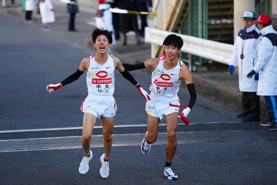 タスキを受け渡す中大・吉居駿恭（左、撮影・木村　揚輔）