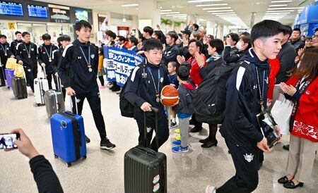 那覇空港に凱旋（がいせん）し、保護者や関係者に出迎えられる琉球ゴールデンキングスＵ１５の選手たち＝９日（喜屋武綾菜撮影）