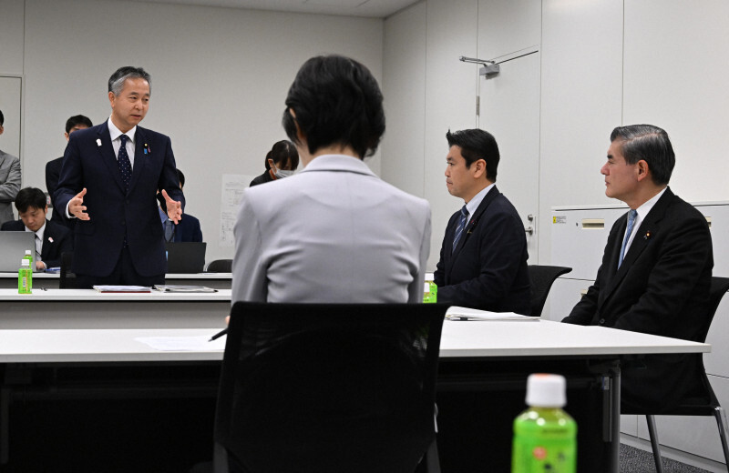 自民、公明、日本維新の会の教育無償化に向けた実務者協議で発言する日本維新の会の金子道仁政調副会長（左端）。右端は自民党の柴山昌彦氏＝衆院第2議員会館で2025年1月10日午前9時5分、平田明浩撮影